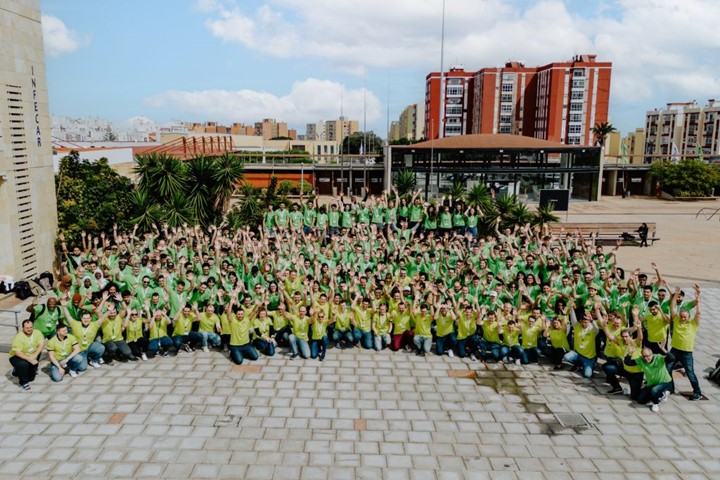 large group of igus employees during the Smart Green Island Makeathon