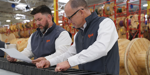 igus managers inspecting an energy chain